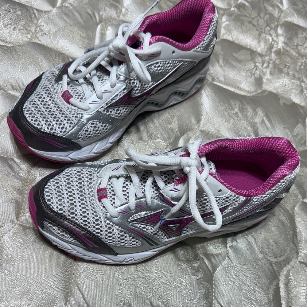 Mizuno Women's Gray and Pink Athletic Shoes